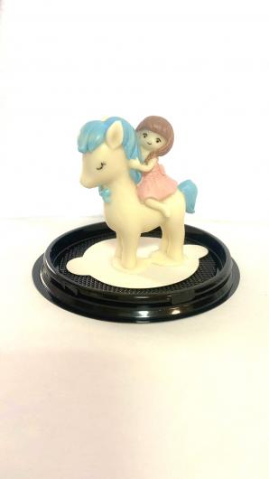 Фигурка из шоколадной глазури Девочка на лошадке 7,5*6,5см, цветная