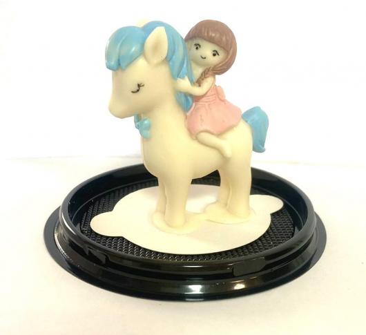 Фигурка из шоколадной глазури Девочка на лошадке 7,5*6,5см, цветная